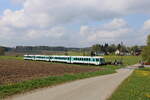 DB 628 436  Anna  und 628 486  Maria  sind am 01.05.2022 im Rahmen ihrer Abschiedsfahrt bei DB Regio in Baden-Württemberg von Ulm nach Triberg unterwegs. Hier sind die beiden mintfarbenen Triebwagen zwischen Altshausen und Bad Saulgau unterwegs.