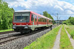 Nachschuß auf den auf Dienstfahrt befindlichen 928 688 der aus Schollkrippen kommend in Richtung Würzburg fahrend durch Thüngersheim abgelichtet wurde.