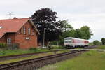 DB 628 512 fährt am Morgen des 02.06.2022 als SyltShuttlePlus durch Stedesand in Richtung Bredstedt.