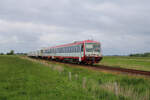 NEG 628 071-2 (VT 71) zieht am Morgen des 02.06.2022 die ersten Kurswagen des Tages für den IC2311 von Dagebüll Mole nach Niebüll, hier bei Maasbüll.