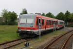 Ein Ersatzteilspender der neg ruht am 30.05.2022 auf einem Abstellgleis neben dem Bahnsteig des Bahnhofs Niebüll neg. Zu sehen ist der ex DB 628 573 mit ex evb 628 154.