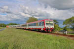 neg 628 071-2 erreicht mit drei Kurswagen und einem Heizwagen den Betriebsbahnhof Blockberg zur Fahrt nach Dagebüll Mole.