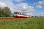 neg 628 071-2 fährt mit einem Generatorwagen und drei Kurswagen von Dagebpll Mole nach Niebüll und ist hier gerade zwischen Maasbüll und Deezbüll unterwegs.