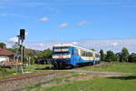 EVB 628 151 schleicht am 26.05.2022 in der Mittagssonne durch Gnarrenburg zur Fahrt als Moorexpress von Stade nach Bremen.