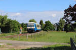 EVB 628 151 schleicht am 26.05.2022 in der Mittagssonne durch Gnarrenburg zur Fahrt als Moorexpress von Stade nach Bremen.