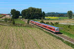 Die RB 27038 von Mühldorf am Inn nach München HBF wird planmäßig aus einer Dreifach-Garnitur der Triebwagen-Baureihe 628 gebildet. Am 29. September 2023 konnte ich diese bei der Fahrt in die bayerische Landeshauptstadt bei Thalham fotografieren. Den Schluss bildete der 628 668, der lange in Nordrhein-Westfalen aktiv war und erst seit 2019 zum Bestand der Südostbayernbahn zählt. 