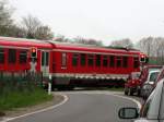 RE 33078 von Pasewalk nach Ludwigslust verlt den Bf Sponholz und berquert die B 197 am 28.4.2002.