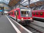 928 683-2 und 628 xxx-x stehen am 20.12.08 als RE 21611 von Kiel Hbf nach Bad Kleinen in Lbeck Hbf zur Weiterfahrt bereit.