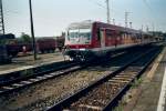 Triebwagen 928 688 nach Templin im Oktober 2003 in Eberswalde.