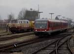 Der 628 432 am 06.02.2009 bei der Ausfahrt aus Pfarrkirchen, im Hintergrund steht die 217 002 mit einem Speno Schienenschleifzug.