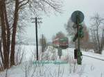 Winterliches Motiv an der Strecke Hof - Selb Stadt im Februar 2009. Bei einigem Schneetreiben passiert ein 628.4 aus Selb das Vorsignal von Rehau. Das Form-Einfahrsignal steht dort sogar noch zusammen mit einem weiteren Vorsignal. Mal sehen wie lange es diese Technik hier noch gibt. Eine Betriebsumstellung a la Hof - Bad Steben ist sicher kurzfristig zu erwarten....