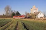 628 423 als RB nach Neufahrn (Niederbayern) ist hier bei der Anfahrt des Haltepunktes Poikam zu sehen.