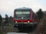 Hier berquert der 628-265 am 25.03.2005 gerade den Bahnbergang vor Bad Drkheim.