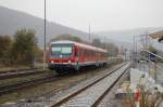 Bei d�sterem Wetter und herbstlichen Temperaturen f�hrt 628 342 am 28.10.2009 in Blaubeuren ein.