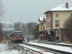 Nochmal die Zugkreuzung in Rehau. Der aus Selb gekommene Tw hat gerade am Bahnsteig gehalten. Jetzt wird ein- und ausgestiegen, außerdem muss bald der Gegenzug aus Hof kommen.