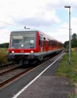 Triebwagen 628 501 bei der Einfahrt in den Haltepunkt Glesch auf der Erftbahn am Samstag den 24.7.2010