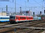 628 420 mit einer unbekannten Regionalbahn bei der Einfahrt in Regensburg Hbf, 8.4.2010