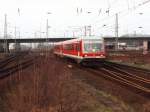 928 518-0 / 628 518-3 mit RB 32 De Bocholter zwischen Bocholt und Wesel auf Bahnhof Wesel am 1-4-2000.