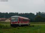 928 572 mit der RB 27164 von Burghausen nach Mhldorf (Obb) kurz vor der Einfahrt in Tling, 08.09.2010