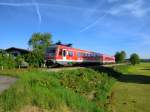 Ein Triebwagen BR 628 der  Chiemgau-Bahn  von Prien nach Aschau  kurz vor dem erreichen des Bahnhofs von Aschau.