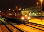 Die Niederlausitz blieb von den Schneemassen verschont, aber ein Hauch Neuschnee lt am Abend des 06.03.06 den RE38150 (RE2 Cottbus - Berlin Ostbahnhof)in schnem Licht erstrahlen. Den Rest des Tages verkehren auf der linie RE160-Dostos, aber um diese Tageszeit gengt ein Tw628. Die Dostos fahren derweil ins Fahrzeugwerk.