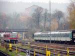 BR 628-410 steht im Bayreuther Hbf abgestellt. Im Hintergrund ist das Festspielhaus zu sehen. (31.10.02)