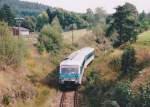 628 803 am 15.9.00 auf der Rckfahrt nach Saalfeld. Jrg Schfer stand wieder auf der Brcke der Bahnhofstrae, blickte diesmal aber nach Osten. In seinem Rcken liegt der Haltepunkt im Einschnitt.