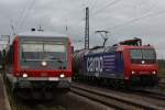 Wrend links der 928 670 als RB 37 auf Abfahrt nach Duisburg Hbf wartet berholt rechts die SBB Cargo 482 010  Verstehen sie mehr als nur Bahnhof dann sind sie bei uns richtig!  auf dem