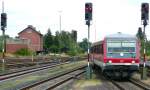 928 416 aus Bayreuth muss bei der Einfahrt in Weiden mehrere Weichen „krumm“ befahren, um Gleis 4 zu erreichen.