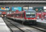 628 559 und ein weiterer 628er stehen am 30.Juli 2012 als S(A) nach Altomnster abfahrtbereit im Mnchner Hbf.