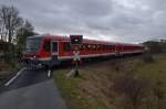 Am Sankt Silvestertag fhrt der 628 277 als RB 23486 nach Miltenberg, hier kreuzt er gerade den bergang Seckacher Weg, der zu Aussiedlerhfen unweit von Buchen/Odenwald fhrt.