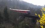 Der Karfreitagsmarkt in Bouzonville lockt viele Besucher an. Viele fahren per Bahn mit dem Sonderzug der zwischen Dillingen-Saar und Bouzonville verkehrt.

Hier ist der Zug auf dem Rckweg von Bouzonville. Einen Kilometer vorher hat er die franzsisch - deutsche Grenze berfahren und berquert das Tal des Ihner Baches auf dem Viadukt von Niedaltdorf.

Diese Photostelle ist im Normalfall nicht zugnglich, weil privates Gelnde ABER....

Ivie und ich bedanken uns recht herzlich bei der netten Dame, die uns ihr Gartentrchen aufschloss und uns diesen erhhten Standort ermglichte und natrlich ein Danke schn fr die nette Unterhaltung.
628 523/628 696 + 628/928 461 + 628/928 474 - 
KBS 687 Niedaltdorf 06.04.2012