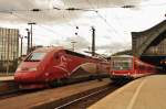 Der Thalys nach Paris, neben der RB 38 nach Dsseldorf Hbf am 10.05.13 im Klner Hbf.