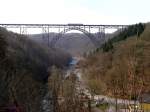 Blick auf das Tal der Wupper und auf die zwischen Solingen und Remscheid gelegene Mngstener Brcke ber die gerade ein Triebzug der DB Reihe 628 als RB 47 von Wuppertal nach Solingen fhrt.