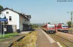 Blick nach Norden auf eine Zugkreuzung in Lauterbach (Hessen) Nord am 30.8.05: Auf Gleis 2 steht 628 440 nach Alsfeld und auf Gleis 3 steht 928 449 nach Fulda.