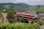 628 648 auf einbem kleinen Viadukt in Reil an der Moselweinbahn.Im Hintergrund ist das Pndericher Hangviadukt erkennbar.(19.7.2013)