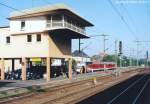 Den Hausbahnsteig von Fulda dominiert das imposante Stellwerk. Im Hintergrund wartet ein VT 628 auf Gleis 38 auf den nchsten Einsatz auf der  Vogelsbergbahn .(30.8.05)