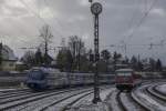 628 571 setzt als Rangierfahrt von Gleis 5 auf Gleis 4 um während der Meridian ET 308 als Betriebsfahrt den Bf Traunstein am 25.11.2013 ohne Halt durchfährt.