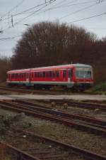 Gerade hat der 928 497 den Bü Blumenstraße in Grevenbroich überquert und fährt jetzt die Erftbahn in Richtung Neuss Hbf, wo die RB 38 dann ihre Endstation hat.