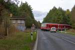 RE 6 (nach Pasewalk) am ehemaligen Weichenwärter Stellwerk Gumnitz der Strecke Pasewalk - Ueckermünde und Abzweigstelle für die damalige Zugleitstrecke mit den Bahnhöfen Spechtberg, Drögeheide, Drögeheide Nord, Uhlenkrug und Pasewalk-Ost. Dort endete die Strecke. - 12.04.2014 
