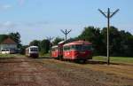 Während die VT98-Garnitur in den Bahnhof Gnarrenburg einfährt, wartet der eingeschlossene 628 154 darauf, dass das Hauptgleis wieder frei wird.