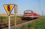 628 593 mit S-Bahn, A-Linie (29375) bei Kleinberghofen (02.04.2014)