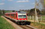 628 580 mit S-Bahn, A-Linie (29331) bei Kleinberghofen (02.04.2014)