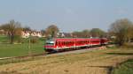 628 585 mit S-Bahn, A-Linie (29328) bei Kleinberghofen (02.04.2014)