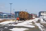 Holzverkehr der NEG im Januar und Febraur 2014: In Dagebüll Mole wird das Holz von den Inseln Föhr und Amrum vom Schiff auf die Rungenwagen verladen und bis Niebüll an den regulären Personenzügen mitgeführt. Mit zwei Rungenwagen rangiert 628/629 071 am 27.01.2014 im Bahnhof Dageüll Mole. 