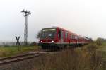 Abschied des 628er von der Nahe Bahn.....so hieß das Motto einer Sonderfahrt am 29.11.2014. Aus diesem Anlass wurden auch zwei Nebenstrecken befahren, die Strecke nach Baumholder (ab 14.12.2014 wieder mit SPNV bedient) und die Strecke 3201 Türkismühle - Freisen - Schwarzerden - Kusel. Von dieser Strecke ist nur noch ein kurzer Schnipsel übrig, nämlich Türkismühle - Wolfersweiler (Anschluß Tanklager). Leider sind auch diese 6 Kilometer seit 2 Jahren ohne Verkehr (Westfalengas hat auf LKW Bedienung umgestellt) , sodass wohl auch das Ende für diese Strecke kommen wird. MORA C hat auch hier viele Güterkunden vom Bahntransport abgehängt, ein Werk von Hörmann in Freisen war ein guter Güterkunde. 
628 452 kommt von einem Fotohalt auf der Raidelbachbrücke zurück und überquert einen Feldweg BÜ bei Wolfersweiler.