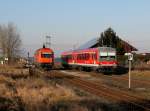 Der 628 560 als RB nach Burghausen und die 2016 908 bei einer Zugkreuzung am 24.12.2014 in Pirach.