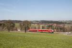 Der Mühldorfer 628 628-0 erklimmt am 10.04.15 auf seiner Fahrt von Waging am See nach Traunstein gerade eine der zahlreichen Steigungen, hier in Oberhalling.