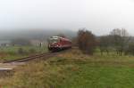 Abschied des 628er von der Nahe Bahn.....so hieß das Motto einer Sonderfahrt am 29.11.2014. Aus diesem Anlass wurden auch zwei Nebenstrecken befahren, die Strecke nach Baumholder (ab 14.12.2014 wieder mit SPNV bedient) und die Strecke 3201 Türkismühle - Freisen - Schwarzerden - Kusel. Von dieser Strecke ist nur noch ein kurzer Schnipsel übrig, nämlich Türkismühle - Wolfersweiler (Anschluß Tanklager). Leider sind auch diese 6 Kilometer seit 2 Jahren ohne Verkehr (Westfalengas hat auf LKW Bedienung umgestellt) , sodass wohl auch das Ende für diese Strecke kommen wird. MORA C hat auch hier viele Güterkunden vom Bahntransport abgehängt, ein Werk von Hörmann in Freisen war ein guter Güterkunde. 628 452 kommt aus Richtung Nohfelden und wird gleich am BÜ bei Wolfersweiler für einen Fotohalt stehen bleiben, damit die Fahrgäste aussteigen können.