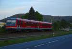 Kurz vorm Bahnhof Amorbach ist der 628 490 am Freitagabend nach Walldürn unterwegs.